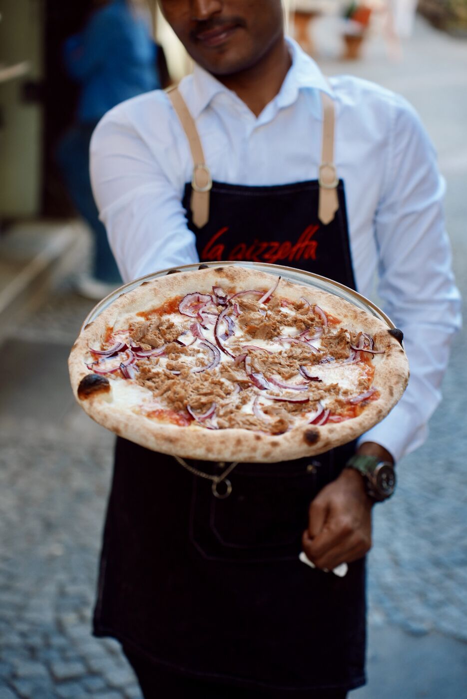 Unser Team serviert frische Pizza