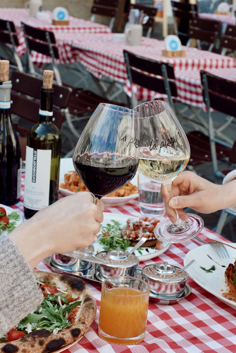 Anstoßen mit Wein